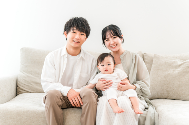 赤ちゃんを抱く母親が穏やかな表情で過ごしている