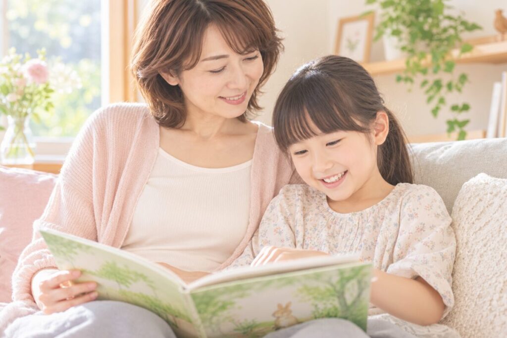 乳房再建後に子どもと穏やかに過ごす女性