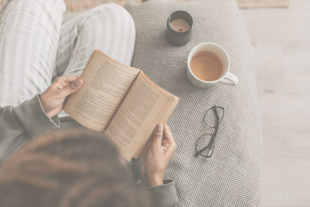 抗がん剤治療中に自宅で読書をしながら穏やかに過ごす女性