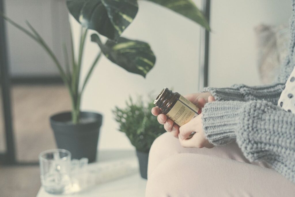 抗がん剤治療中に使われる副作用対策の薬を手にする女性