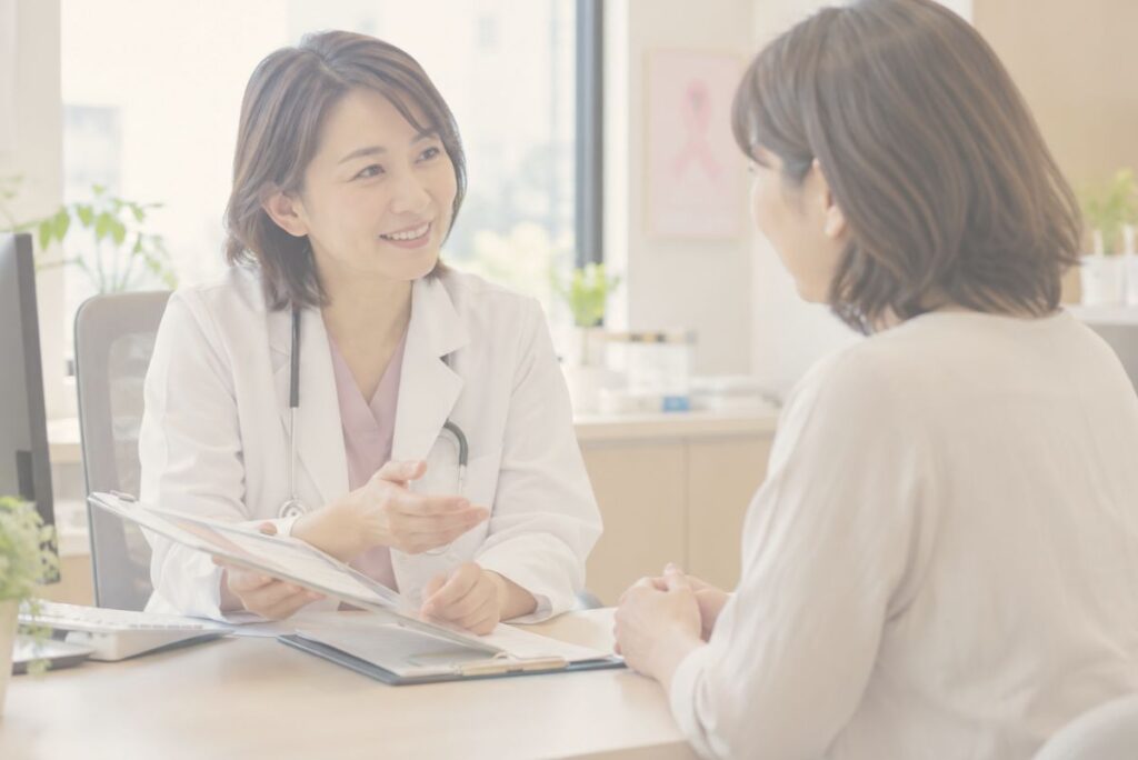 女性医師と乳がん再発後の治療について相談する40代女性