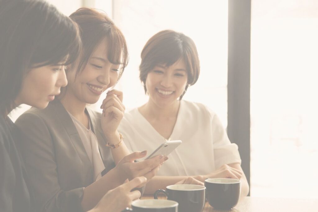 カフェで穏やかに会話する女性たち。レジリエンスを支える人とのつながり