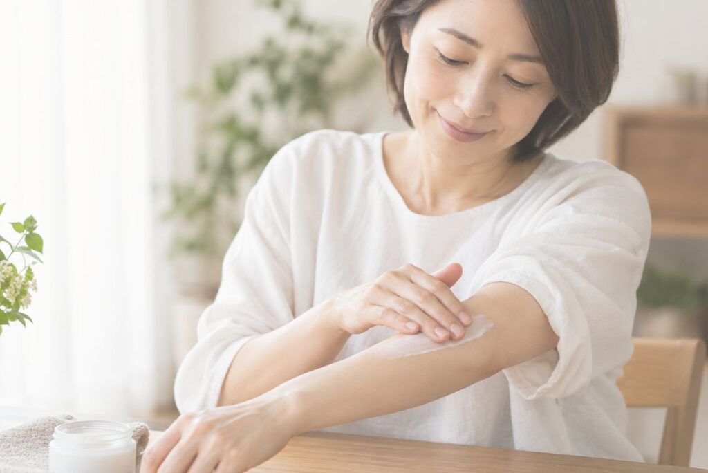 自分の腕にクリームを塗りながら優しく触れる女性
